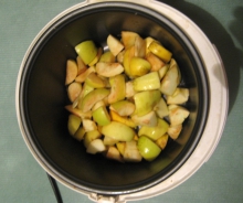 Фото: Выкладываем яблоки на дно мультиварки