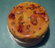 Фото: Готовый пирог с яблоками, приготовленный в мультиварке.