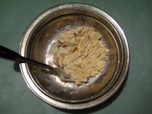 Фото: В перетертые сырки добавляем нарезанные грецкие орехи и перемешиваем.